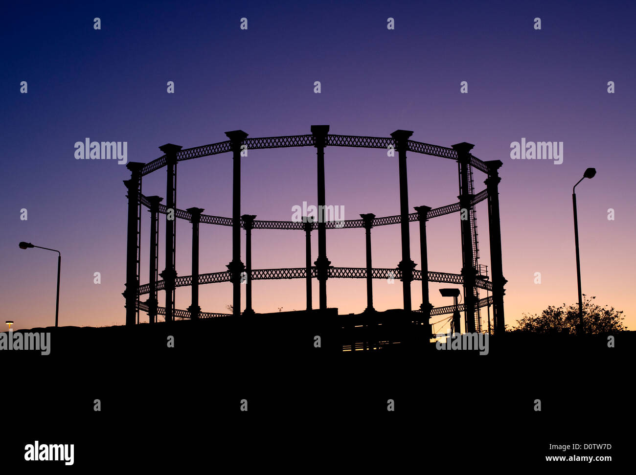 Numéro 8 du gazomètre situé près de St Pancras, Kings Cross, Londres à l'aube Banque D'Images