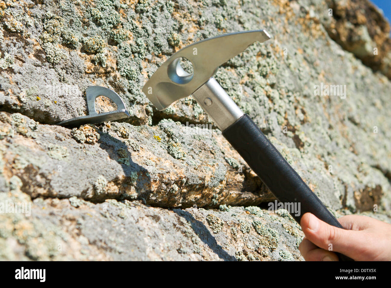Dans le crochet à inertie dans le crack rock hammer Banque D'Images