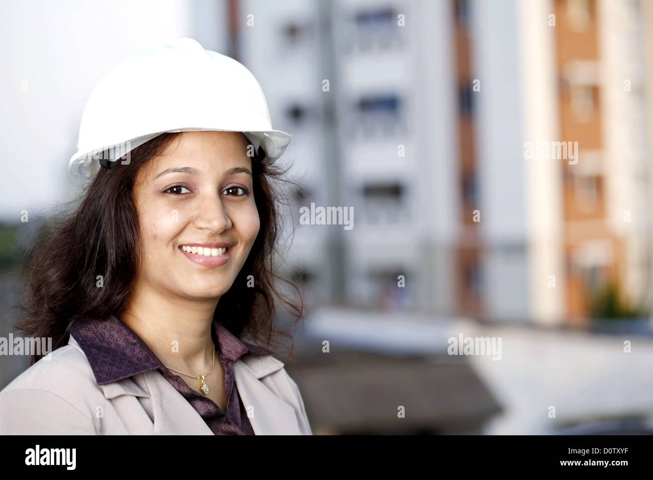 Portrait of smiling Indian female construction architecte Banque D'Images