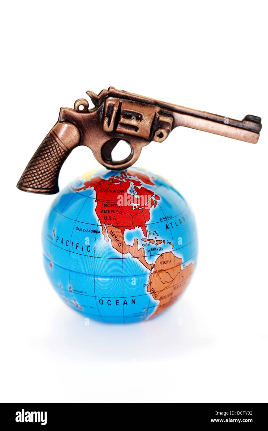 Pistolet jouet sur globe isolé sur fond blanc Banque D'Images