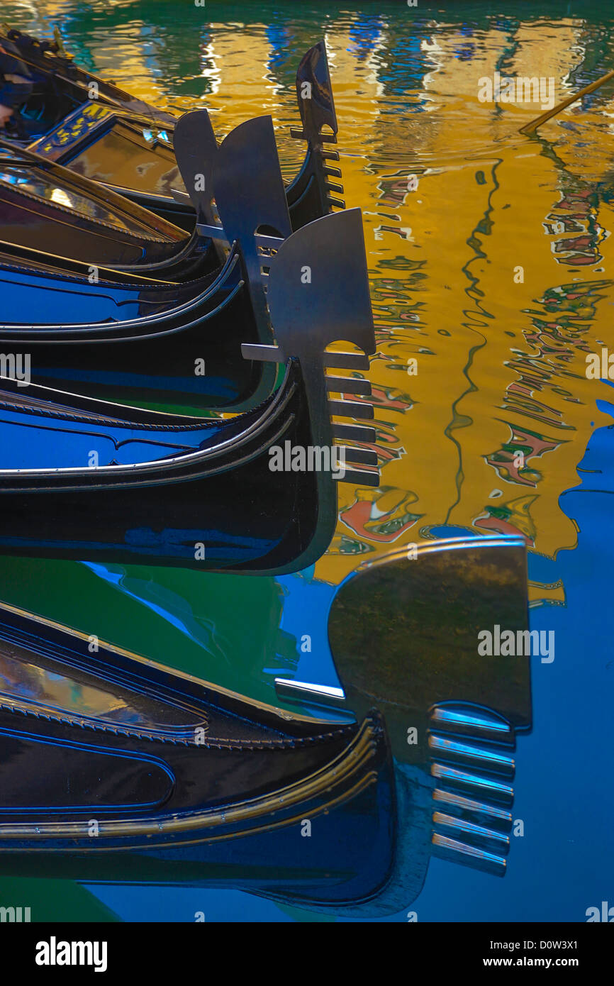 L'Italie, l'Europe, voyage, Venise, gondoles, architecture, couleurs, coloré, gondole, gondoles, image, réflexion, symbole, tourisme Banque D'Images