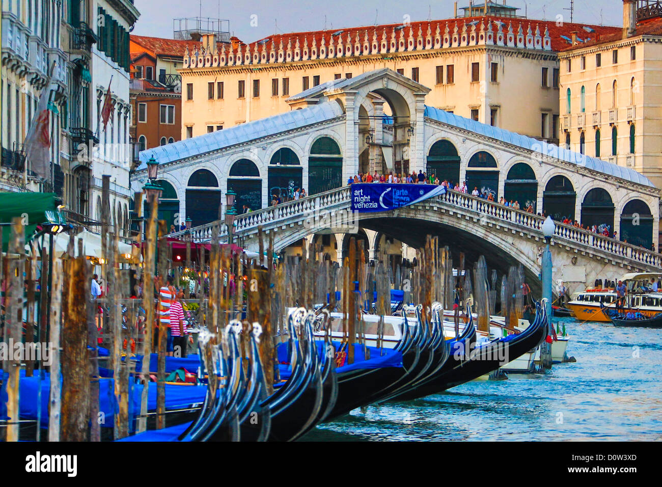 L'Italie, l'Europe, voyage, Venise, le Rialto, le pont, l'architecture, bateau, canal, couleurs, gondoles, Canal Grande, le tourisme, l'Unesco, Banque D'Images