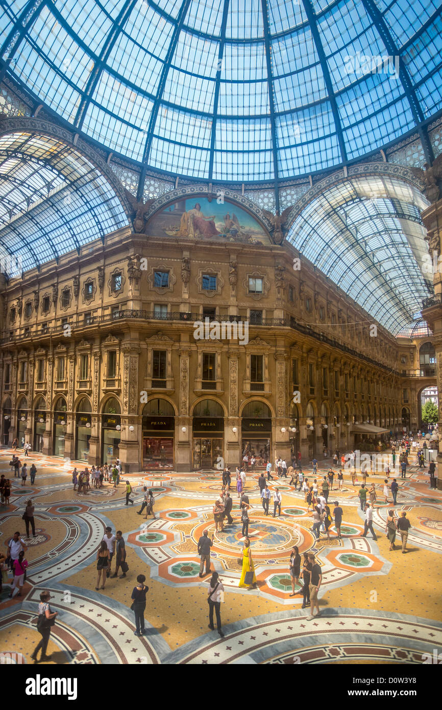 Italie Europe travel Milano Milan Galleria Vittorio Emanuele architecture centre ville downtown gallery glass mosaic Banque D'Images
