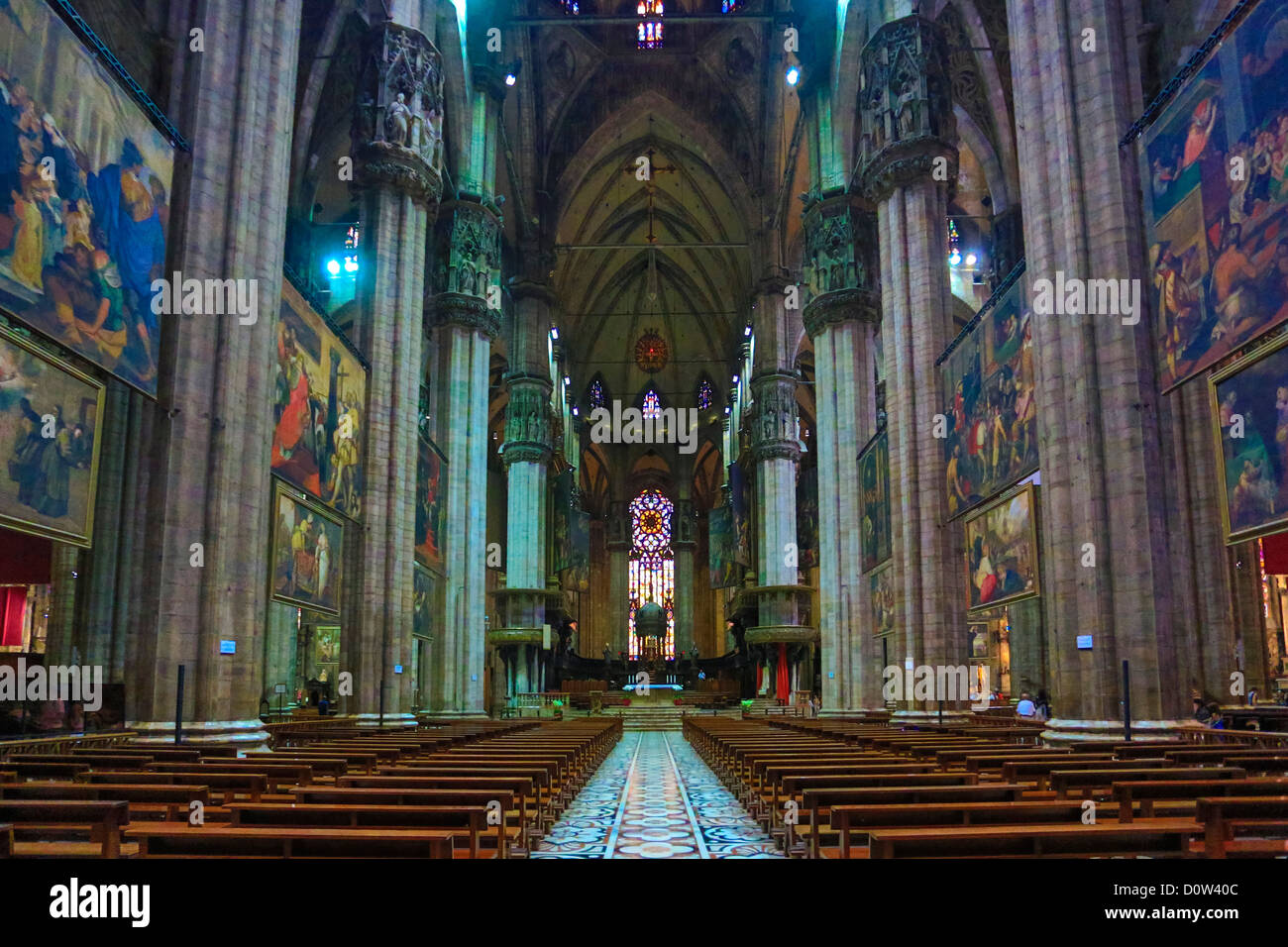 L'Italie, l'Europe, voyage, Milano, Milan, la ville, le Duomo, la cathédrale, de l'intérieur, de l'art, artistique, big, centre-ville, le verre, gothique, histoire, ma Banque D'Images