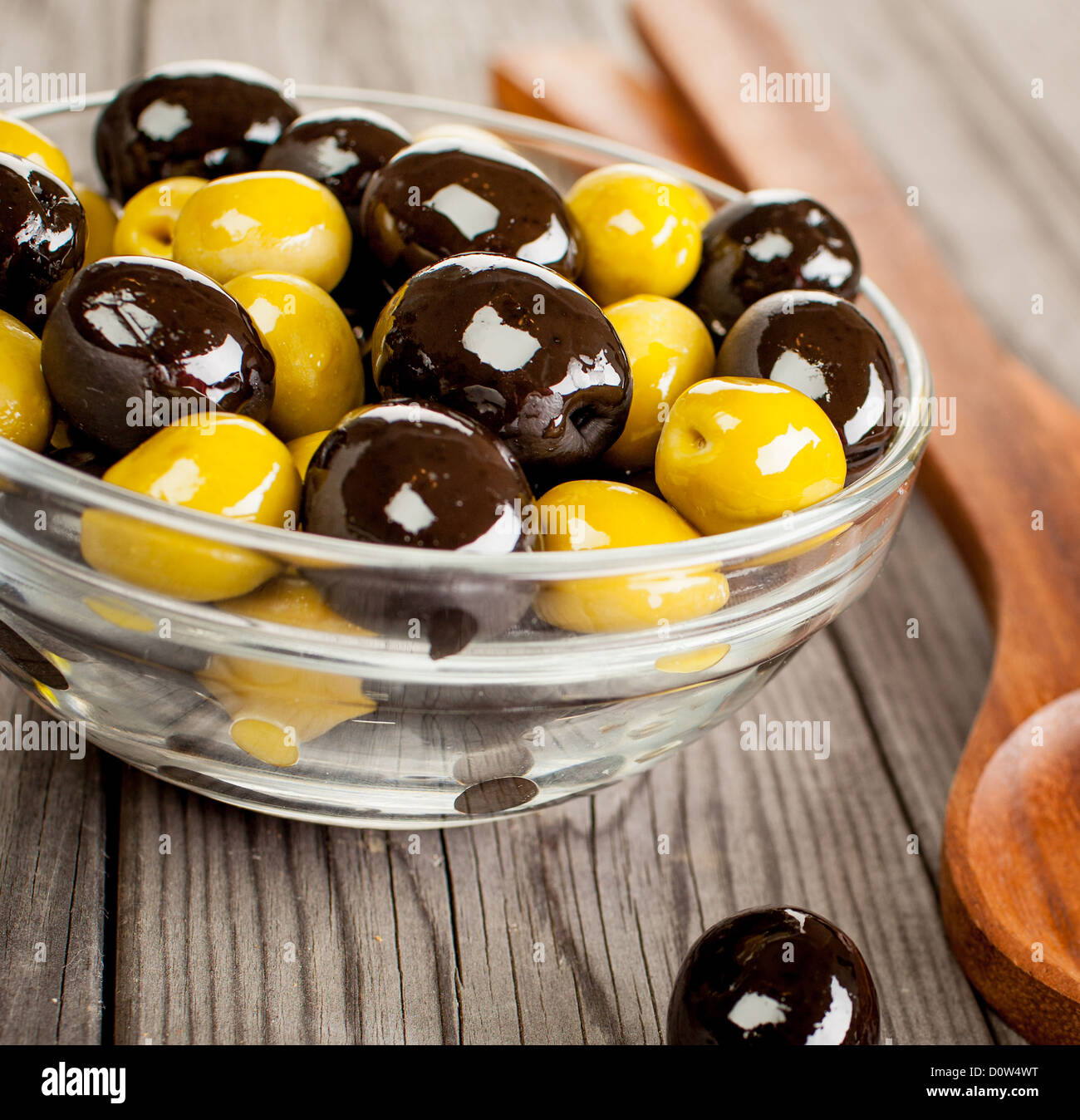 Olives sur une table en bois Banque D'Images