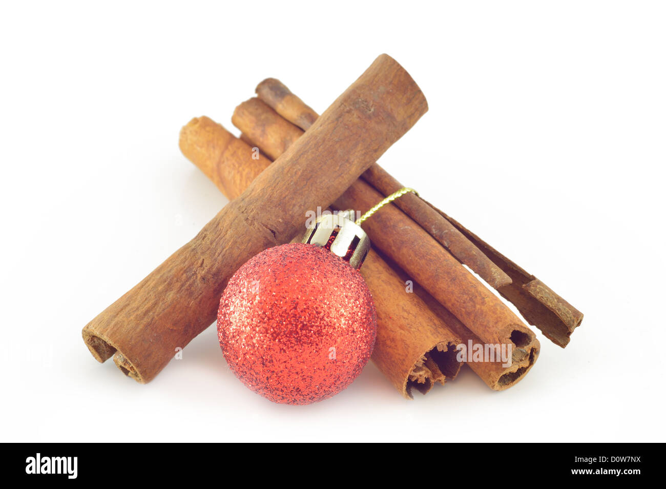 Écorce de cannelle (cannelle) avec boule de noël close-up Banque D'Images