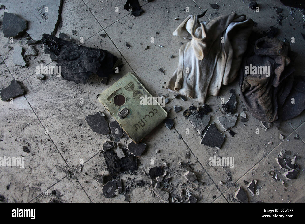 Un carnet de souvenirs est vu à l'étage de une maison brûlée causée par le feu massif de forêt de 2010 A Kibbutz Beit Oren, situé au coeur de Carmel Chaîne de montagnes dans le nord d'Israël Banque D'Images