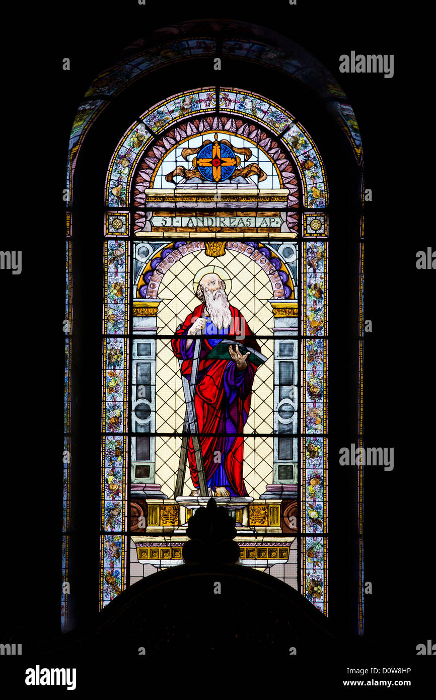 Saint Andrew Le vitrail dans la Basilique de St Stephen, à Budapest, en Hongrie. Banque D'Images