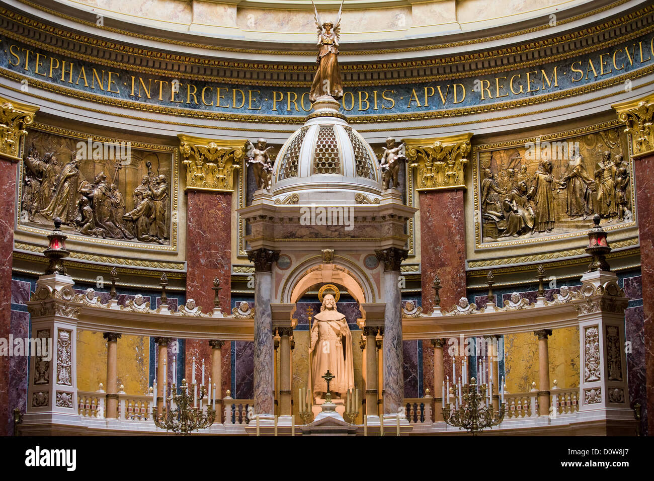 Autel principal avec St Istvan statue dans la Basilique de St Stephen, à Budapest, en Hongrie. Banque D'Images