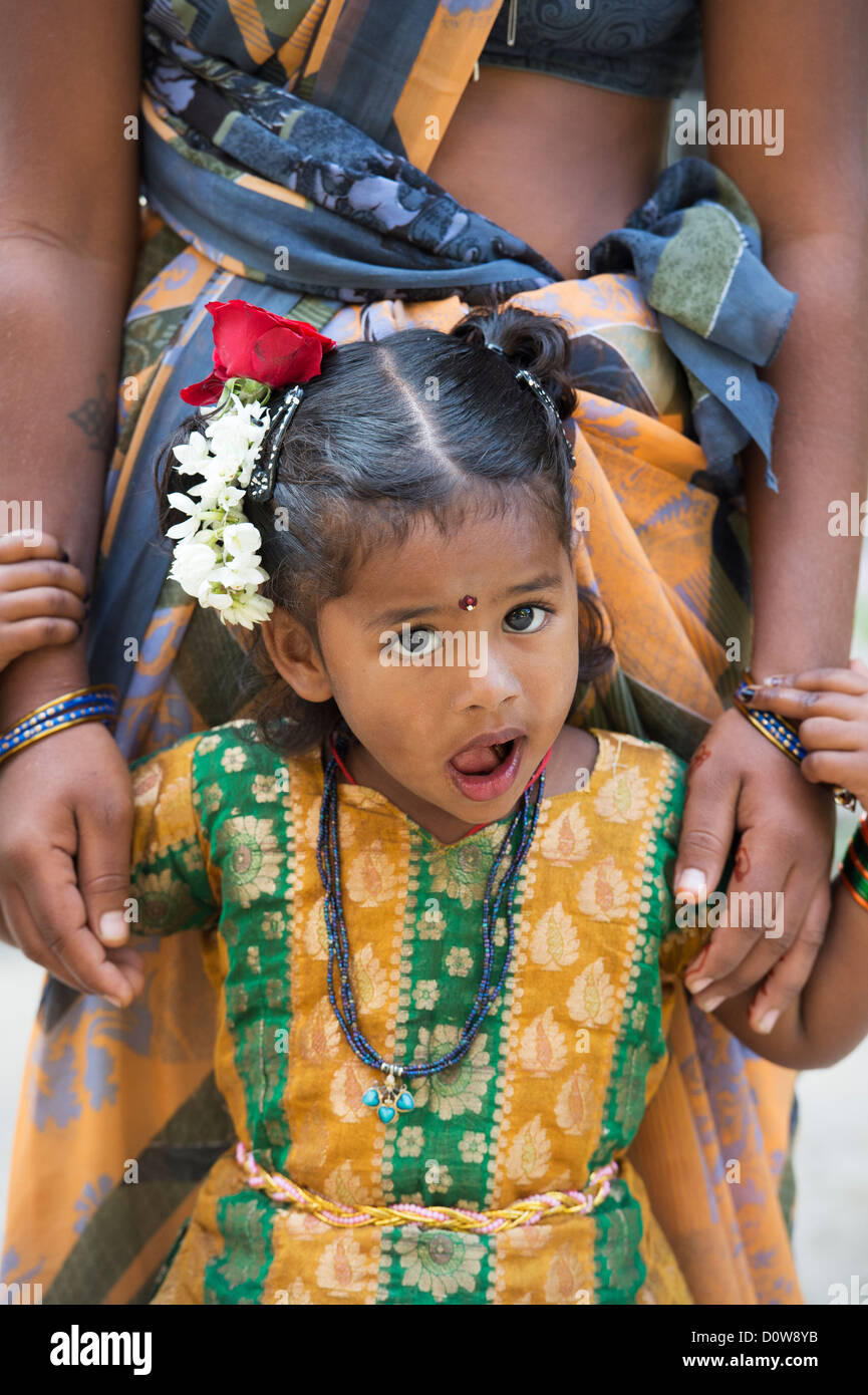 Smiling happy Indian mother and daughter habillé. L'Andhra Pradesh, Inde Banque D'Images