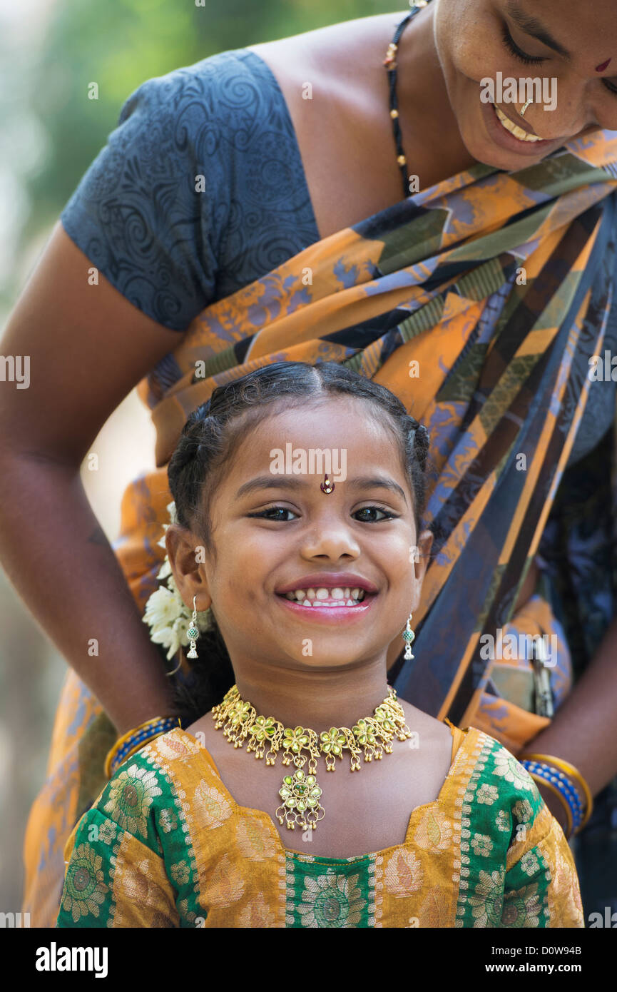Smiling happy Indian mother and daughter habillé. L'Andhra Pradesh, Inde Banque D'Images