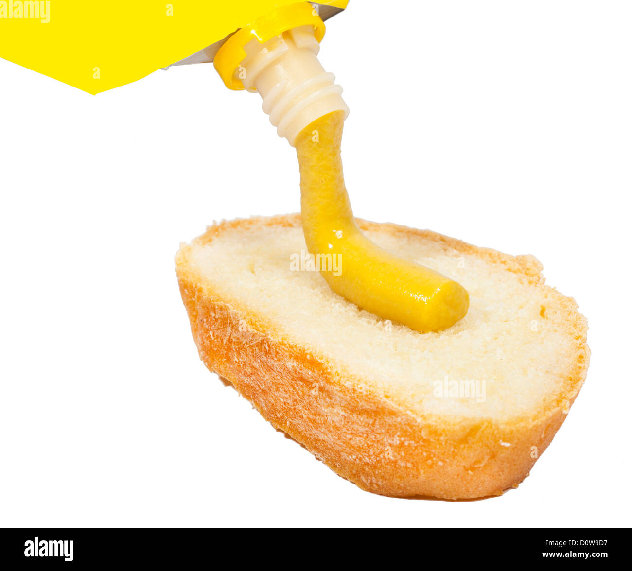 Pressé de moutarde sur le pain du pack Banque D'Images