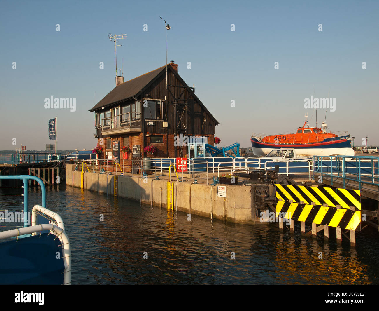 Hythe Marina Lock et Office Southampton England UK Banque D'Images