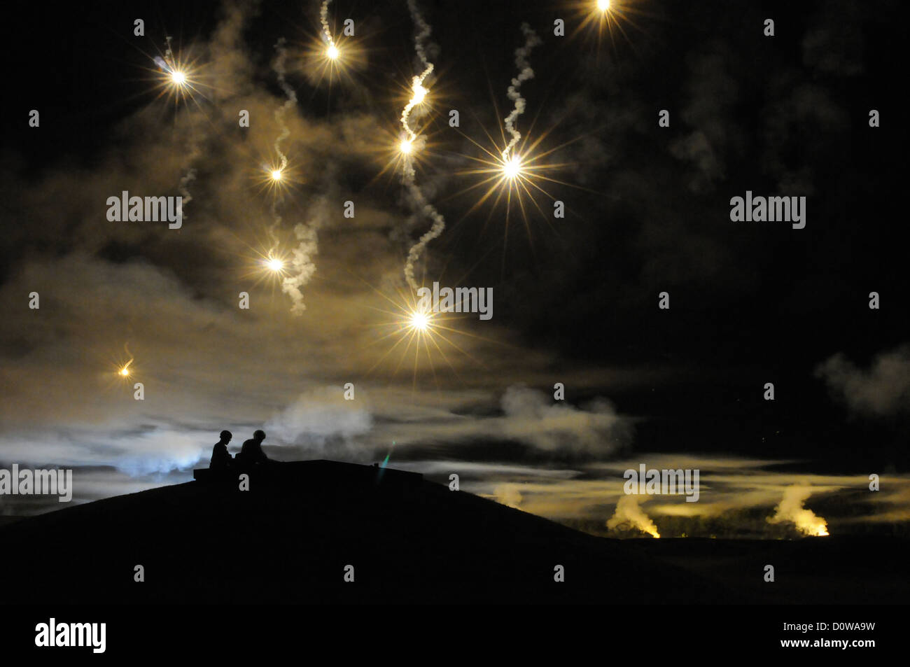 Les soldats de l'Armée US watch torches illuminent le ciel au cours de la formation le 1 octobre 2012 à Fort Lee, New Jersey. Banque D'Images