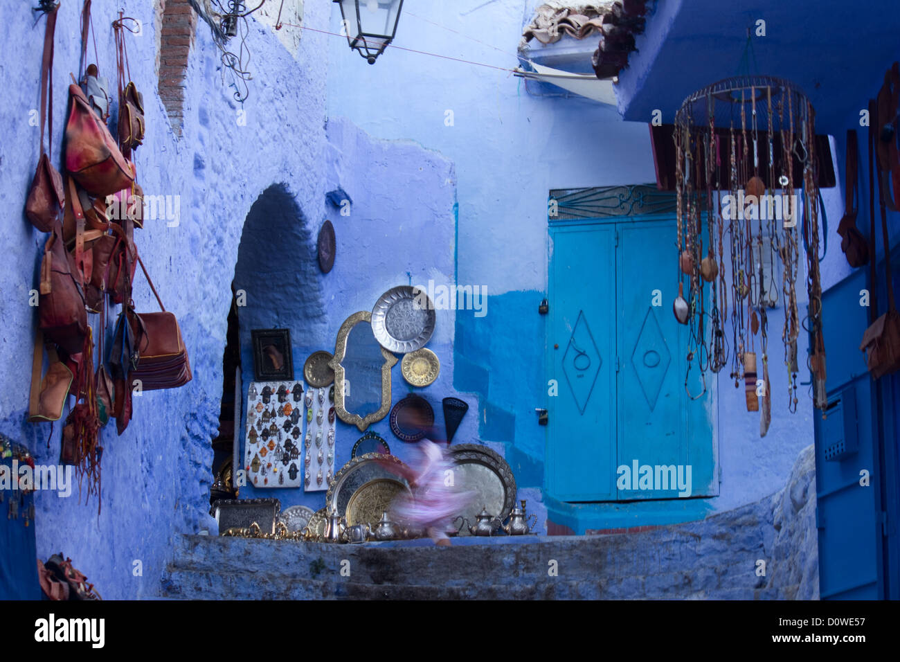 Une fille courir dans la rue, Chefchaouen, Rif, Maroc Banque D'Images