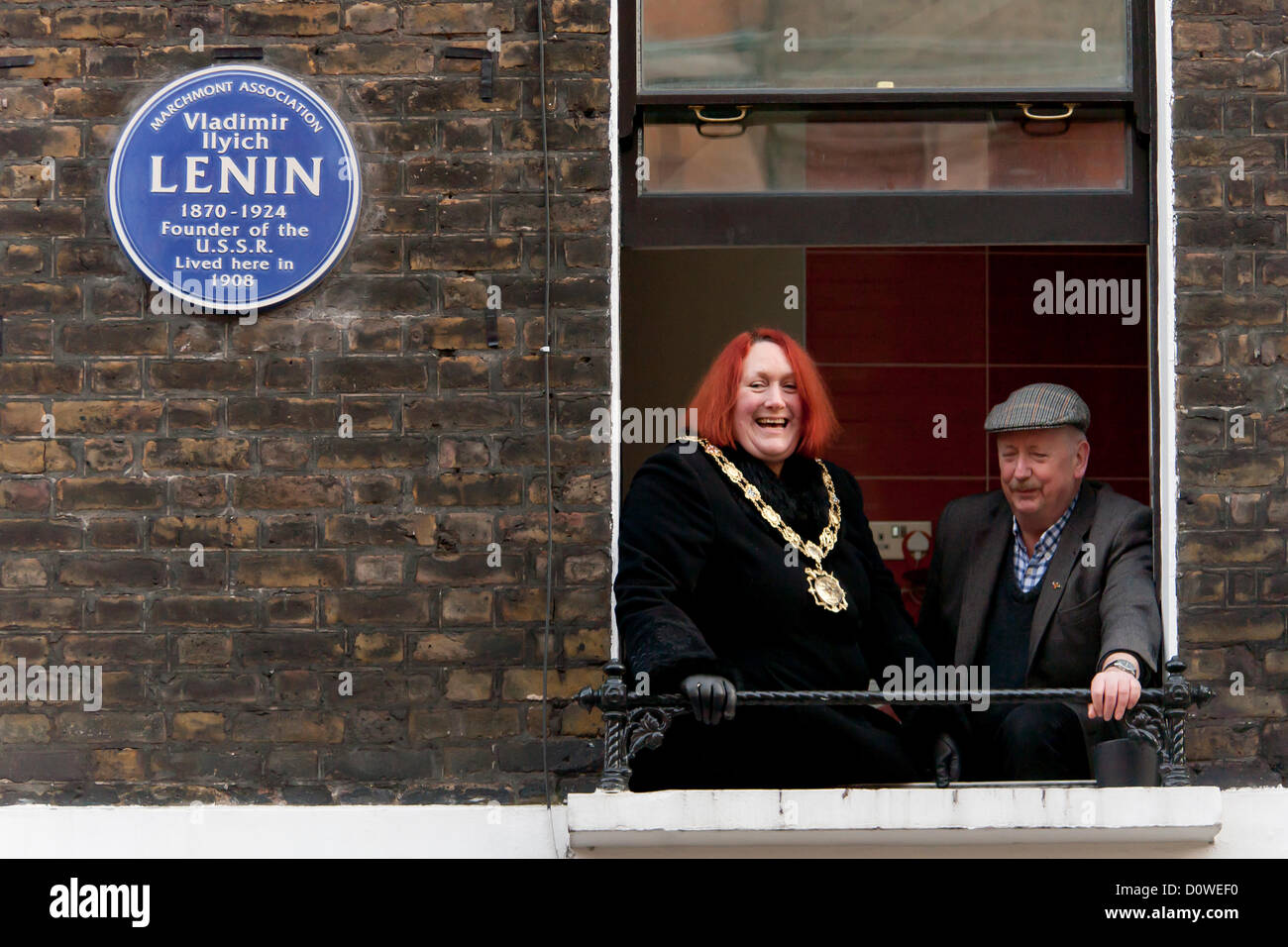 Une plaque commémorant bleu V.I. La résidence de Lénine à 36 Tavistock Place, Bloombury, Camden, Londres, Angleterre, est dévoilée par l'Association ; Marchmont, Heather Johnson, (le maire de Camden) et Prof.Bill Bowering, Président de la Société pour la coopération en études russes et soviétiques, le 30 novembre 2012 Banque D'Images