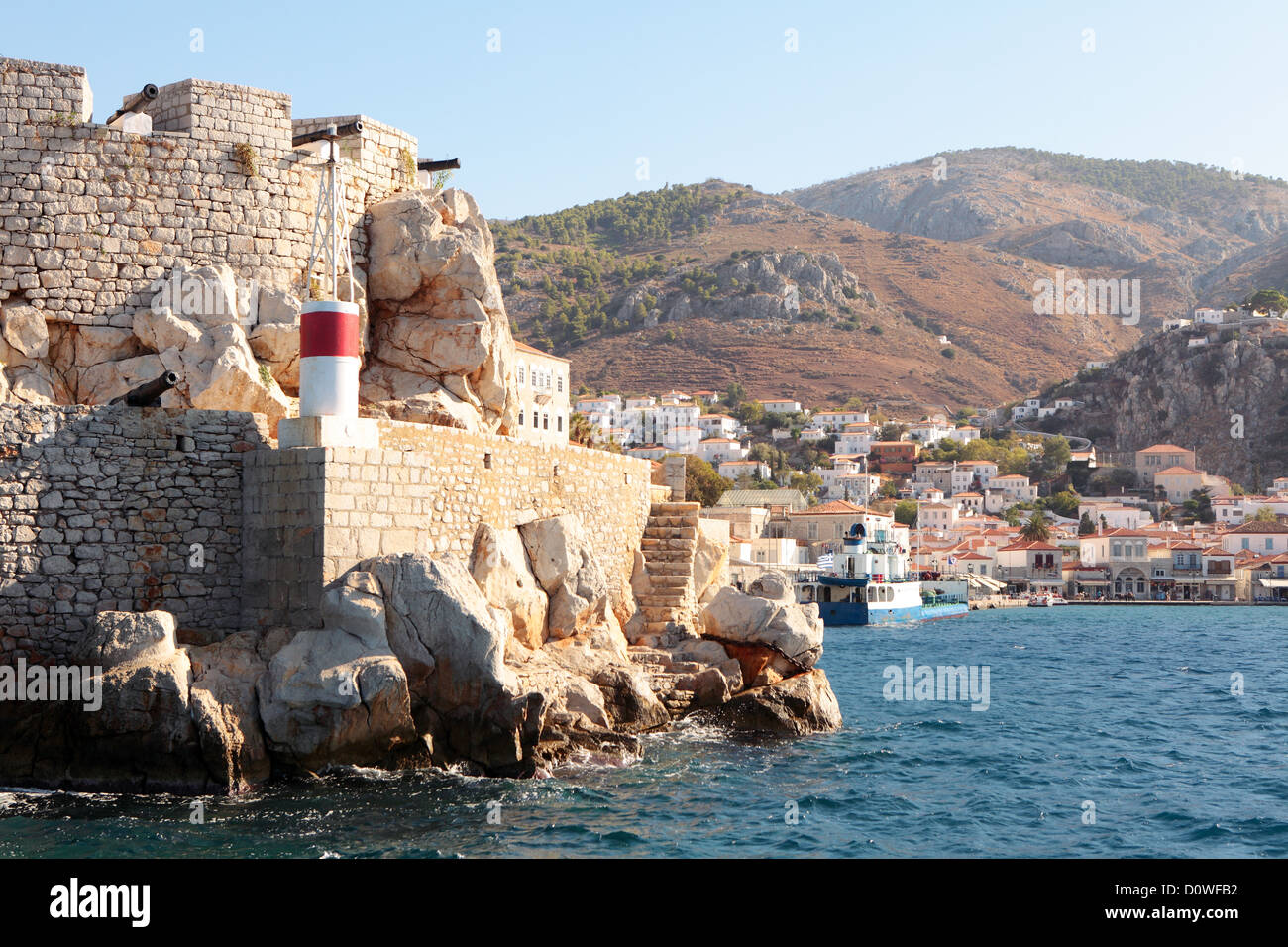 Canon antique soie encore du mur à l'entrée de l'île d'Hydra's Harbour. Banque D'Images