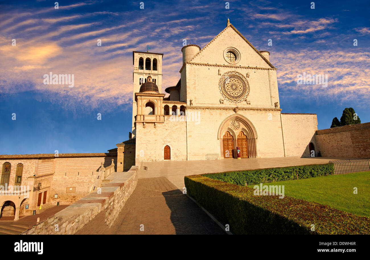 La partie supérieure de la façade de la Basilique Papale de Saint François d'Assise, ( Basilique Papale di San Francesco Assisi, Italie ) Banque D'Images