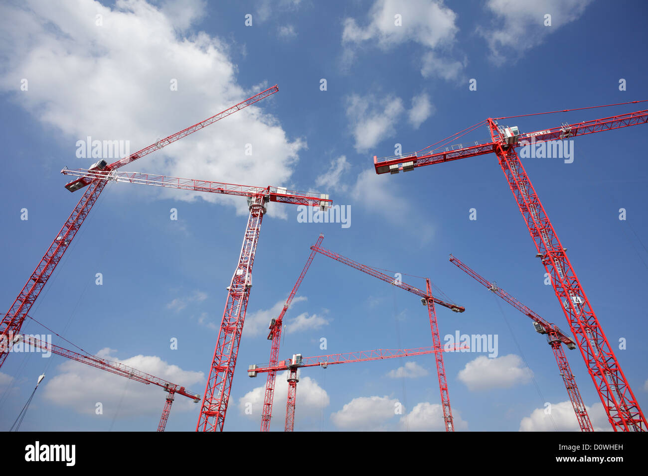 Berlin, Allemagne, Rouge les grues de construction sur le chantier de construction zone Wertheim Banque D'Images