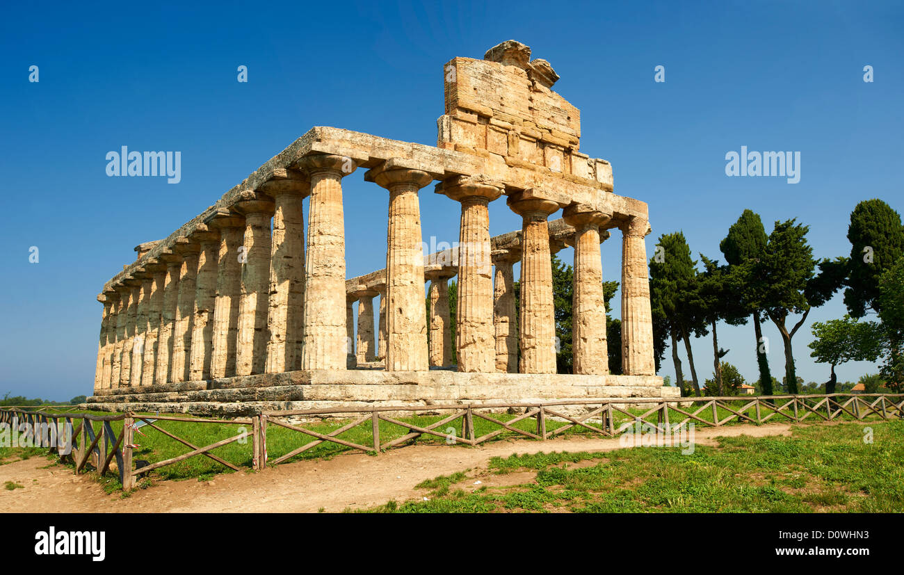 L'ancien temple grec dorique d'Athena de Pastum construite vers 500 avant J.-C.. Le site archéologique de Paestum, Italie. Banque D'Images