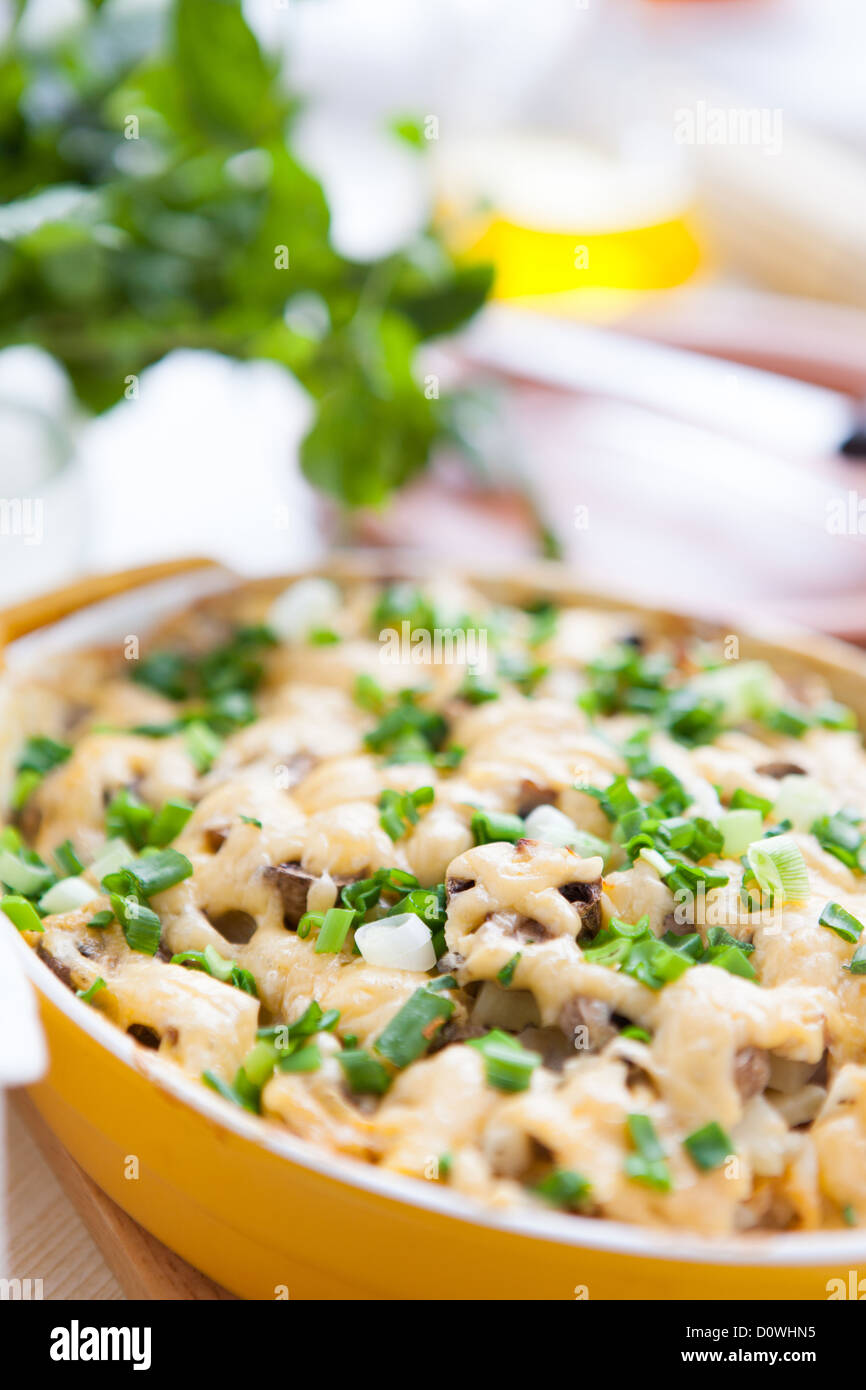 Pudding de pommes de terre cuites avec des champignons, de l'alimentation close up Banque D'Images