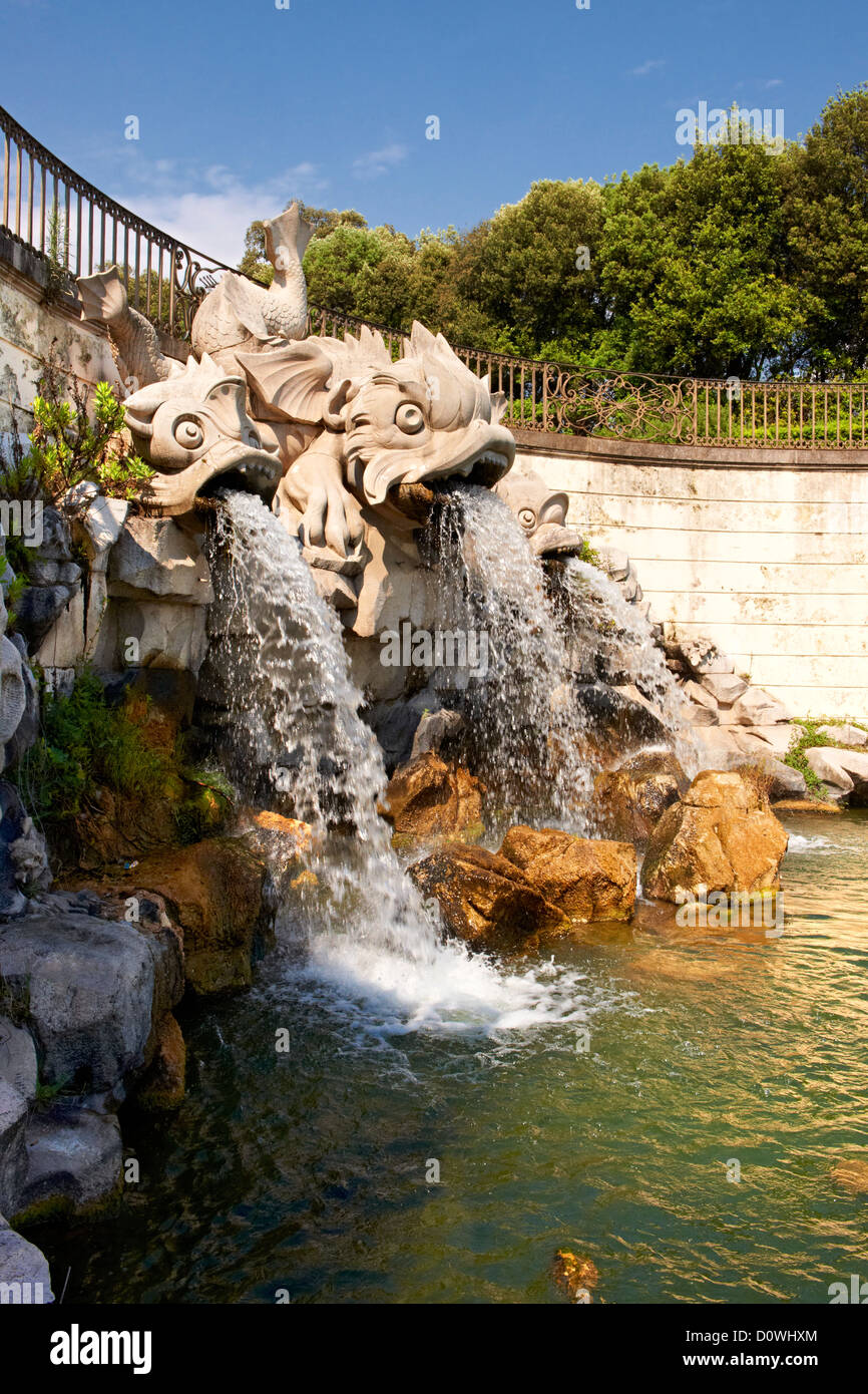 La fontaine des Dauphins (1773-80). Les rois de Naples Palais Royal de Caserte, Italie. Site du patrimoine mondial de l'UNESCO Banque D'Images