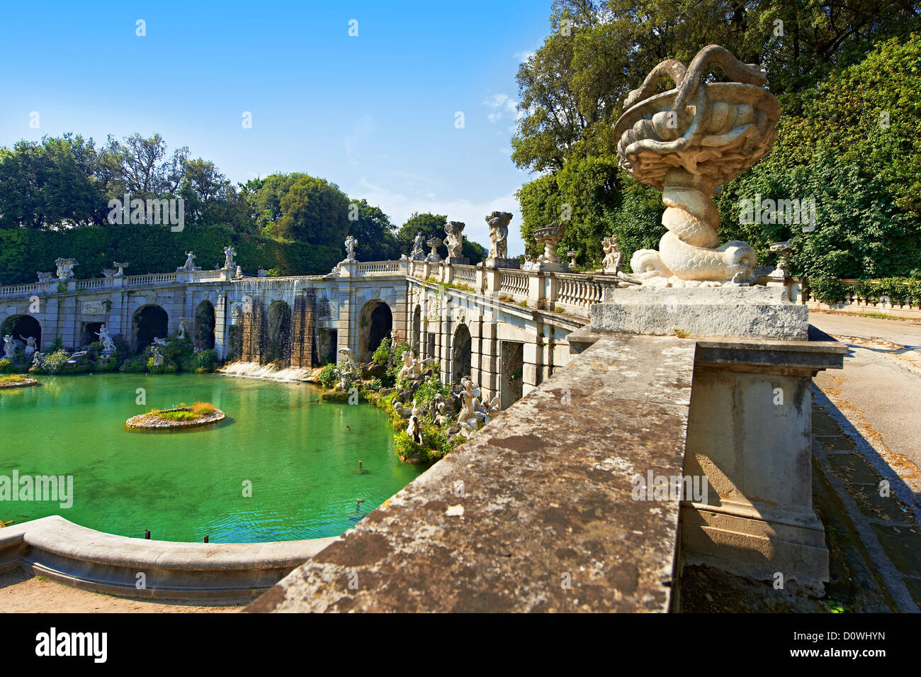 Parc Royal du palais de Caserte - la fontaine d'Éole. L'Italie. Site du patrimoine mondial de l'UNESCO Banque D'Images
