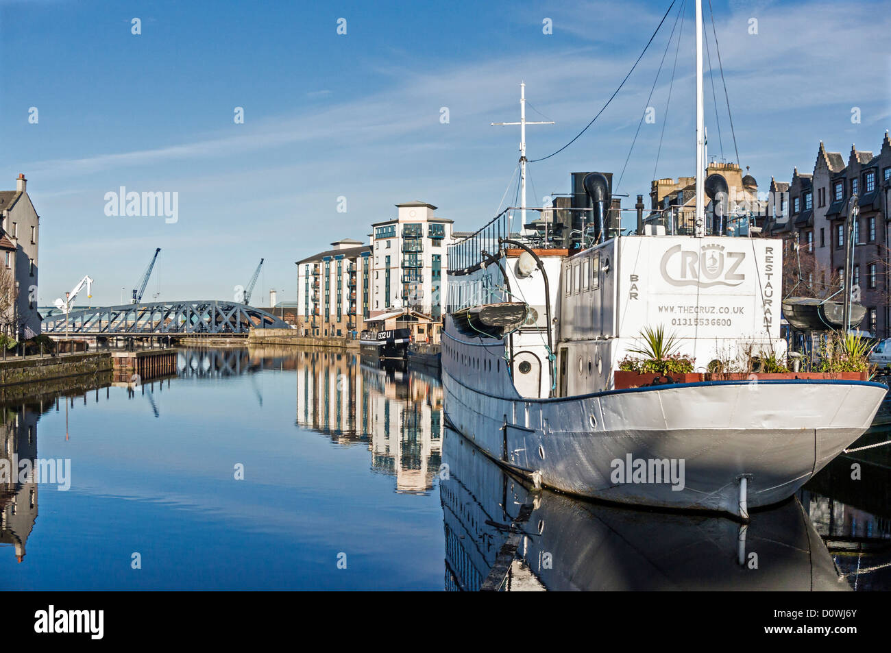 Ristorante de Niro navire (La Cruz) amarré à la rive dans Queens Dock de Leith Docks Edinburgh en Écosse au début de l'hiver Banque D'Images