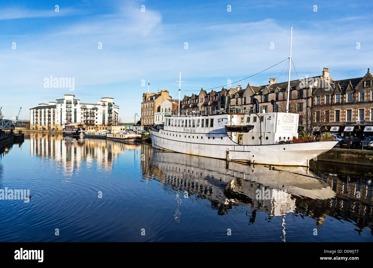 Ristorante de Niro navire (La Cruz) amarré à la rive dans Queens Dock de Leith Docks Edinburgh en Écosse au début de l'hiver Banque D'Images