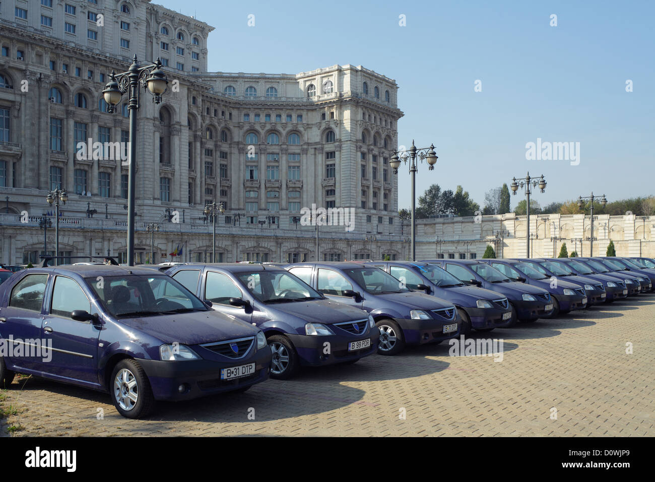 Bucarest, Roumanie, la marque Dacia voitures garées devant le Palais du Parlement Banque D'Images