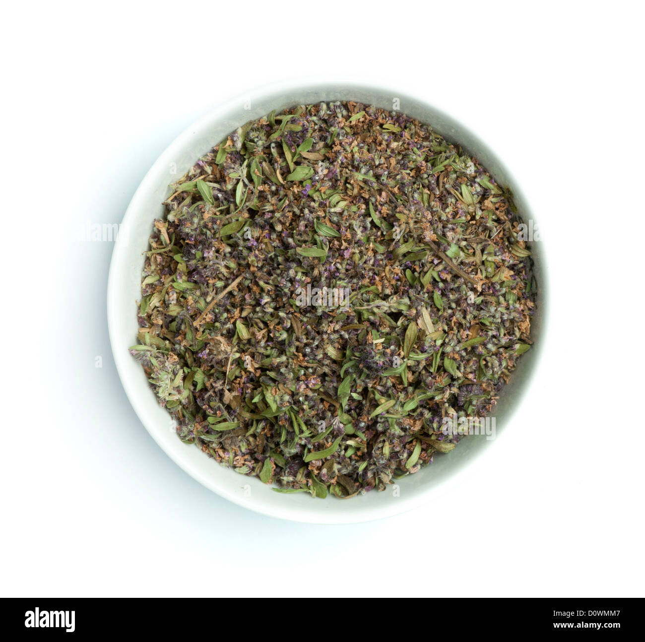 Thym séché dans un bol sur fond blanc Banque D'Images