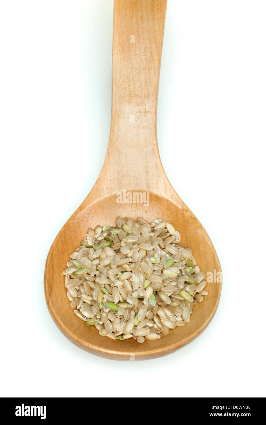 Partie intégrante du riz dans la cuillère en bois sur fond blanc Banque D'Images
