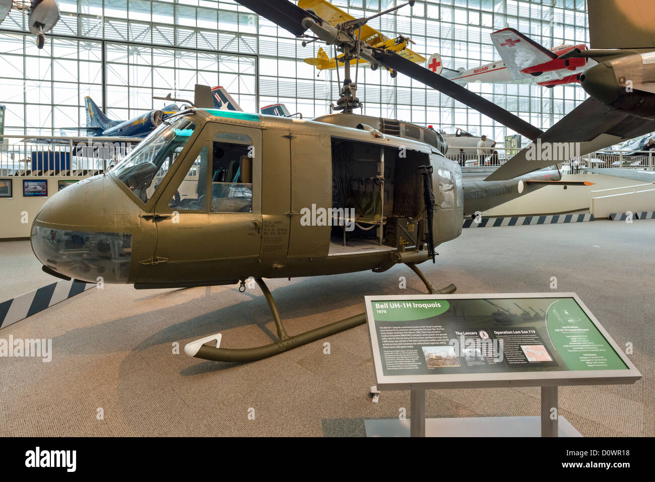 Un 1970 Bell UH1-1H (hélicoptère Huey), la Grande Galerie, Musée de l'aviation, Seattle, Washington, USA Banque D'Images