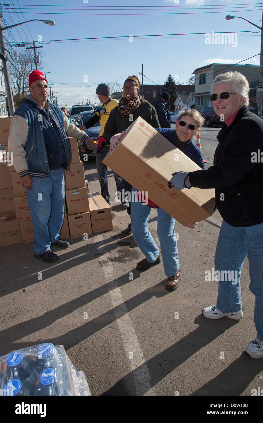 New York, NY - bénévoles à Staten Island aide avec la récupération de l'Ouragan Sandy. Banque D'Images
