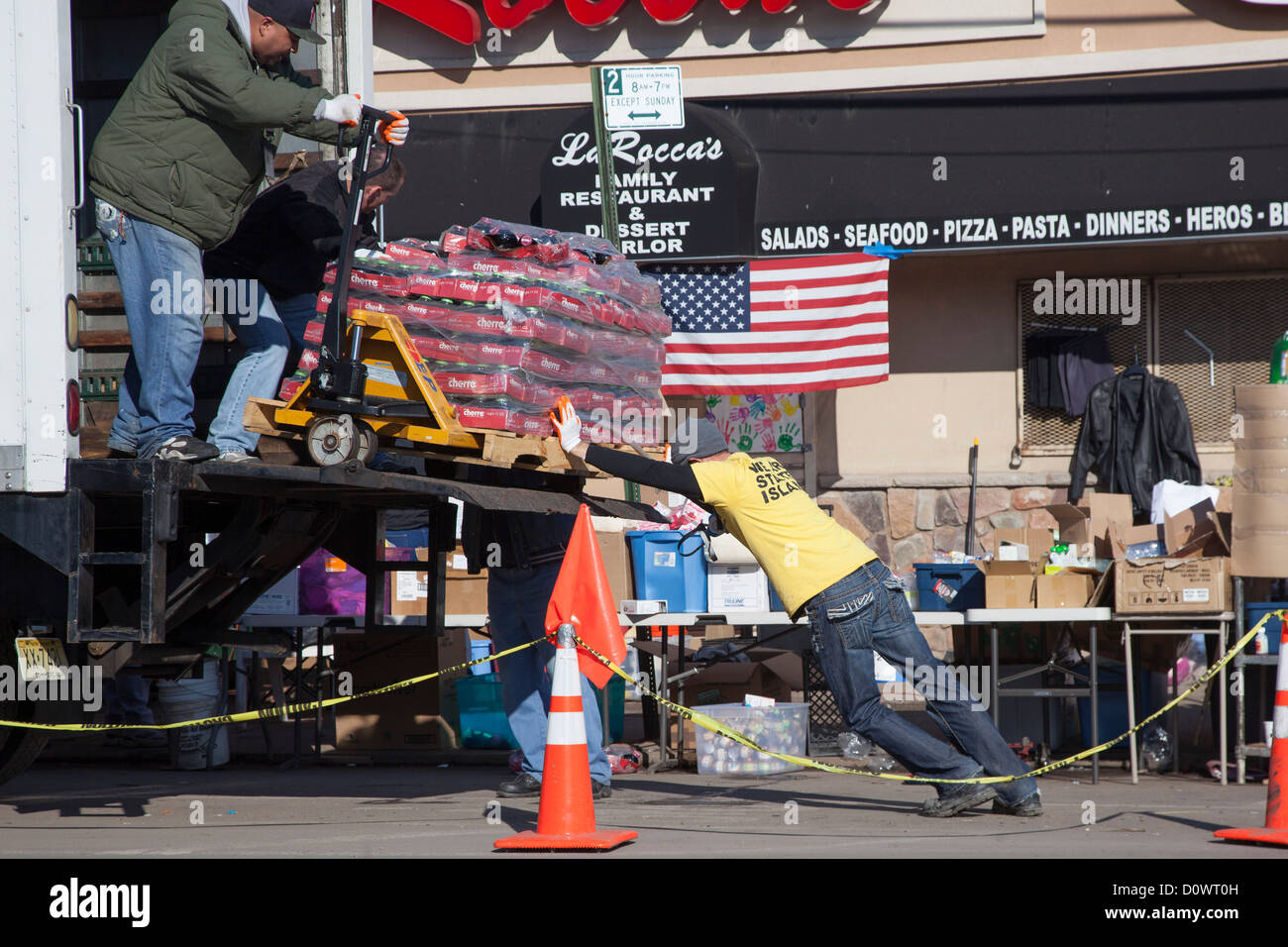 New York, NY - bénévoles à Staten Island aide avec la récupération de l'Ouragan Sandy. Banque D'Images