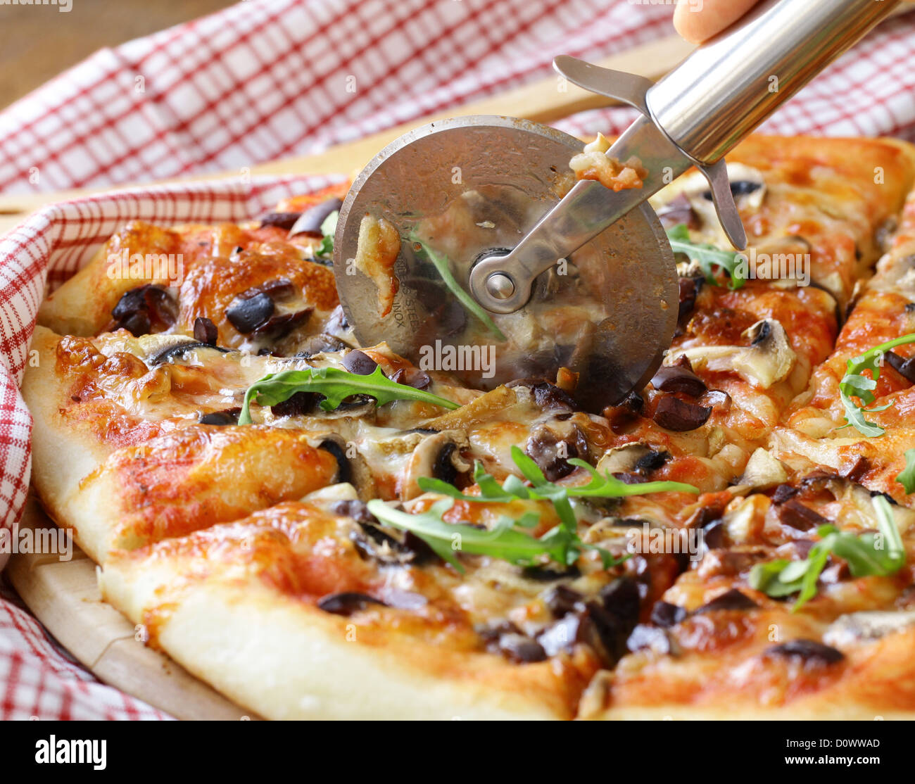 Pizza italienne avec des champignons et des olives sur une planche en bois Banque D'Images