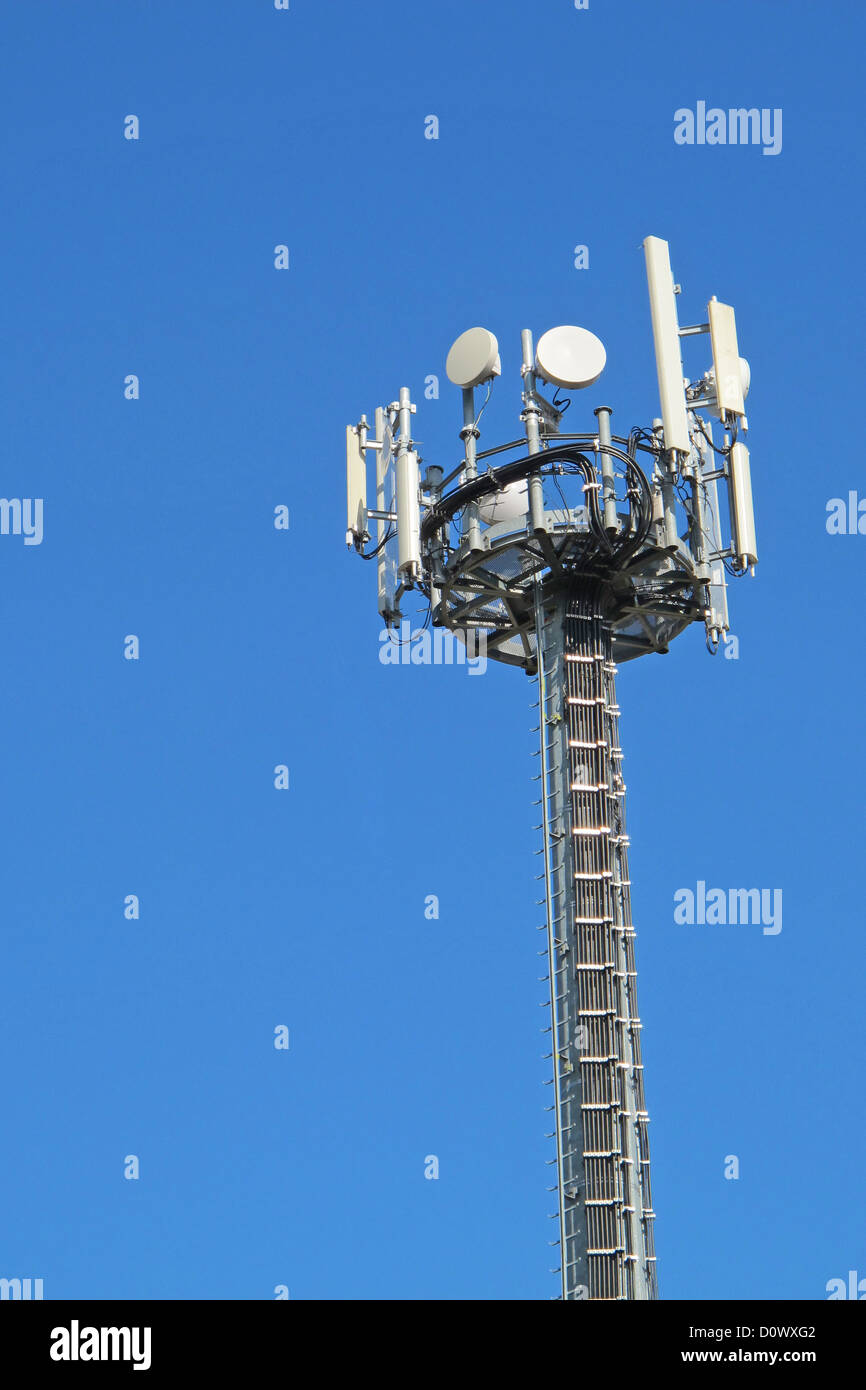 Antennes pour la transmission de signaux de télévision et de téléphone cellulaire Banque D'Images