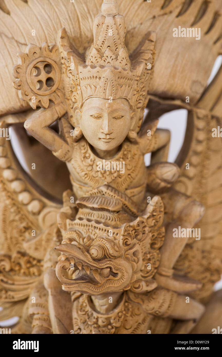 Vishnu sculpté à la main, Garuda, Nagas statue en bois de Bali sur fond blanc Banque D'Images