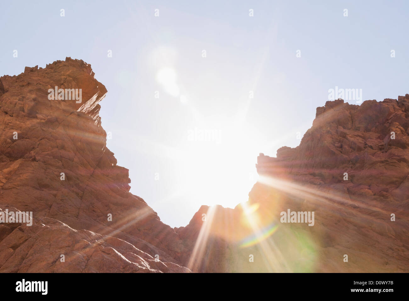 Les roches du désert avec éruption solaire, Sinaï, Égypte Banque D'Images