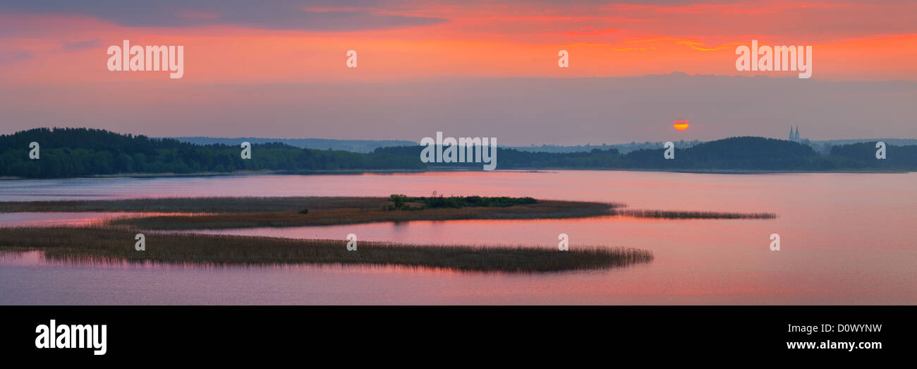 Photo panoramique (3:1) sur le lac au coucher du soleil. Banque D'Images