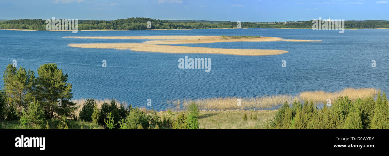Photo panoramique (3:1) du lac à jour. Banque D'Images