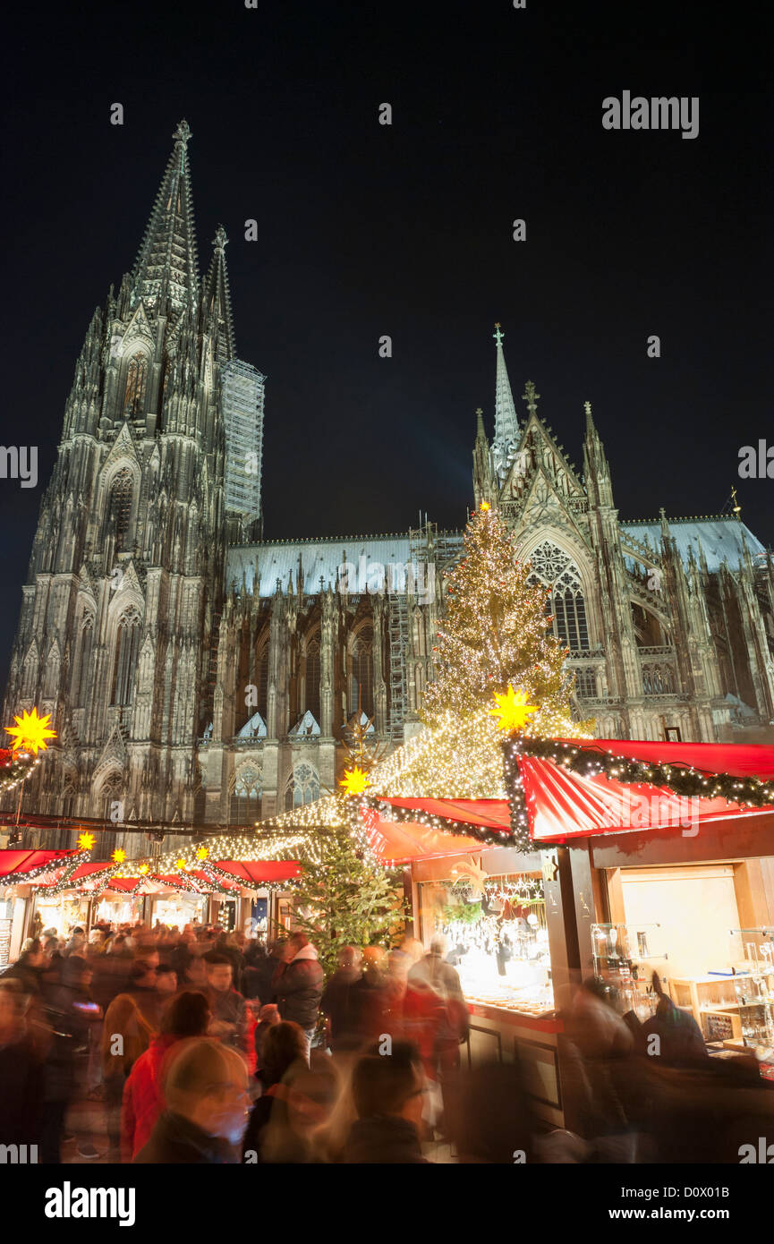 Occupé à Cologne Marché de Noël à la Cathédrale de nuit en hiver, Allemagne Banque D'Images