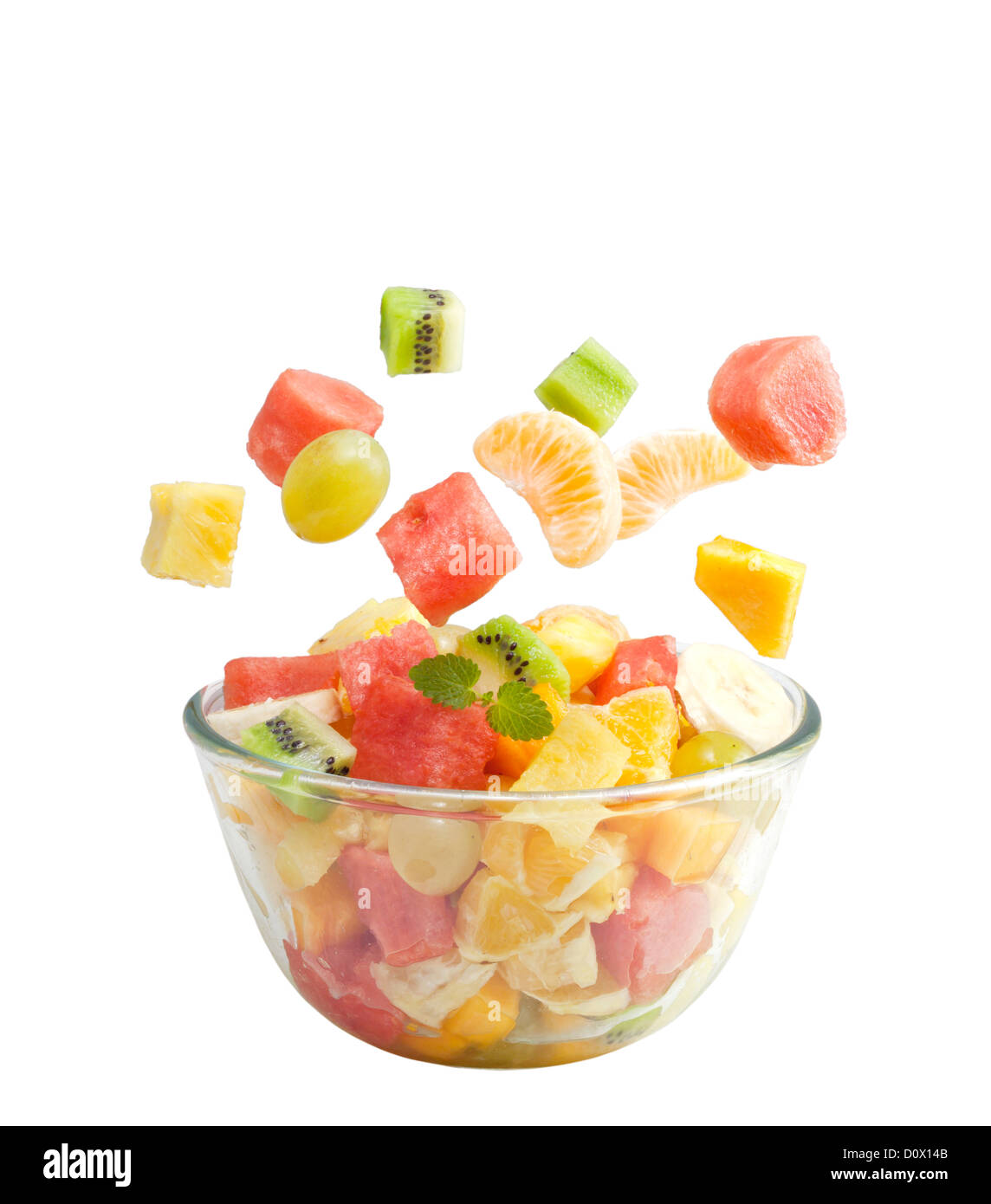 Salade de Fruits au bol isolé sur fond blanc Banque D'Images