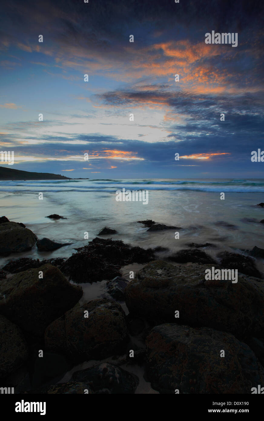 Les couleurs au coucher du soleil, plage de Perran, ville de St Ives, Cornwall County ; Angleterre ; UK Banque D'Images