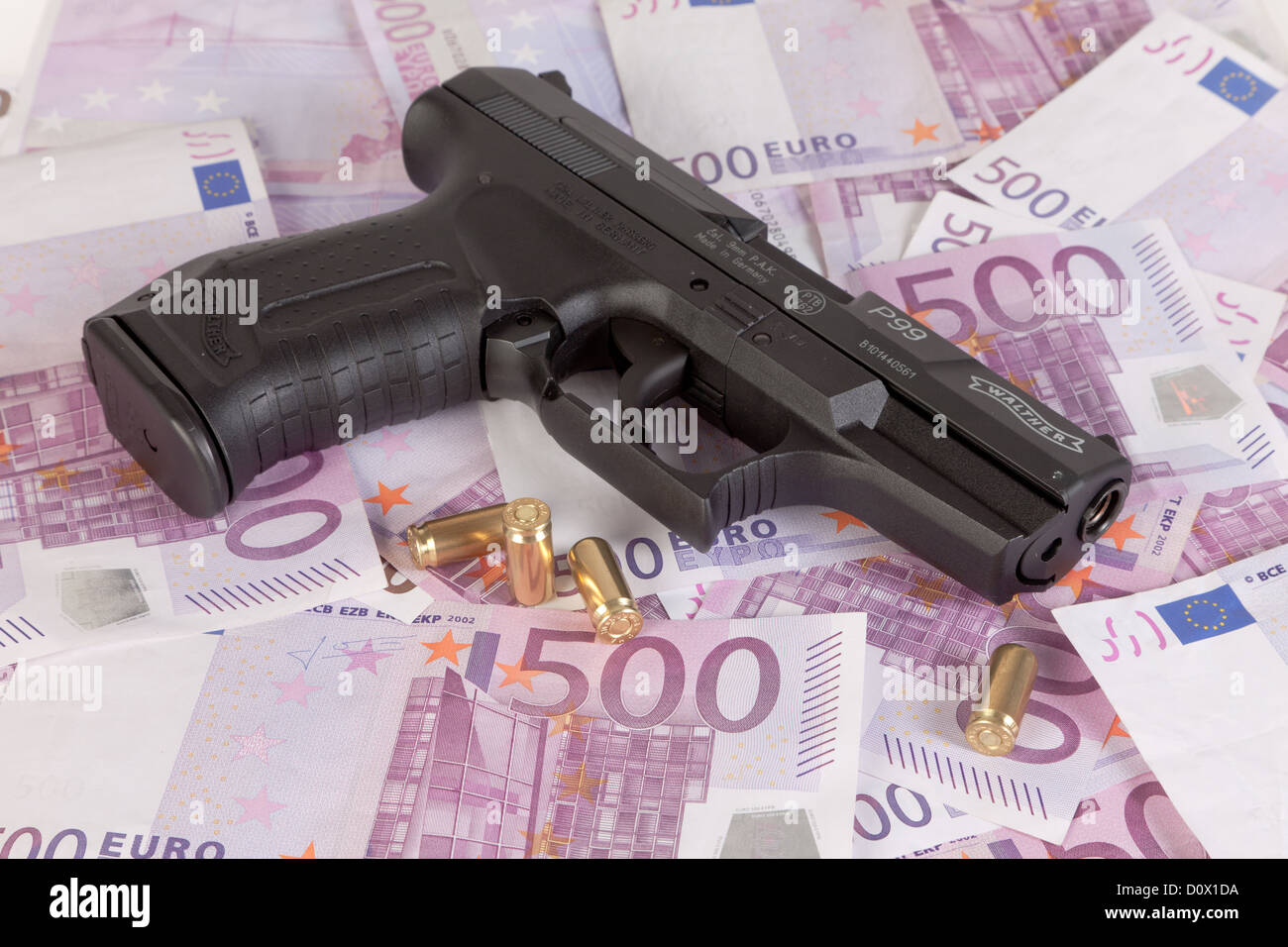 Berlin, Allemagne, 500 euros et gun Banque D'Images