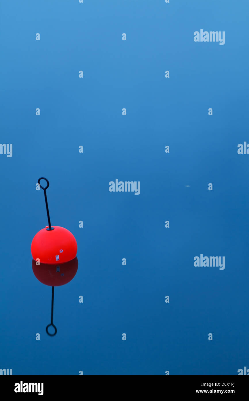 Annenheim, Autriche, une bouée pour l'amarrage des bateaux à Ossiach la nuit Banque D'Images