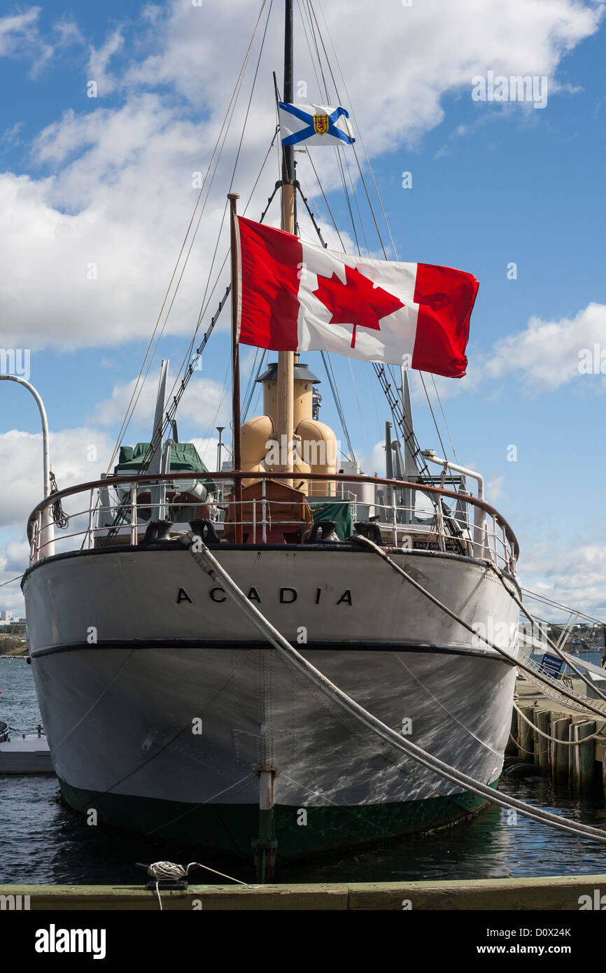 L'aspect arrière de l'Acadia bateau musée dans le port de Halifax. L'Acadia anciennement un navire de recherche désormais liées jusqu'à un quai à Halifax Banque D'Images