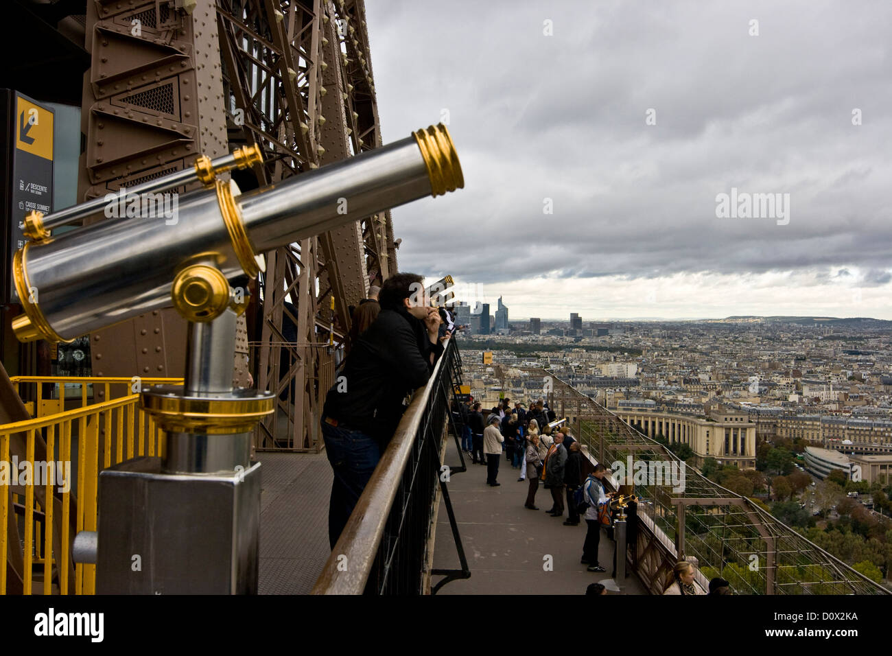 Les touristes sur la Tour Eiffel d'observation avec des télescopes de visualisation Paris France Europe Banque D'Images
