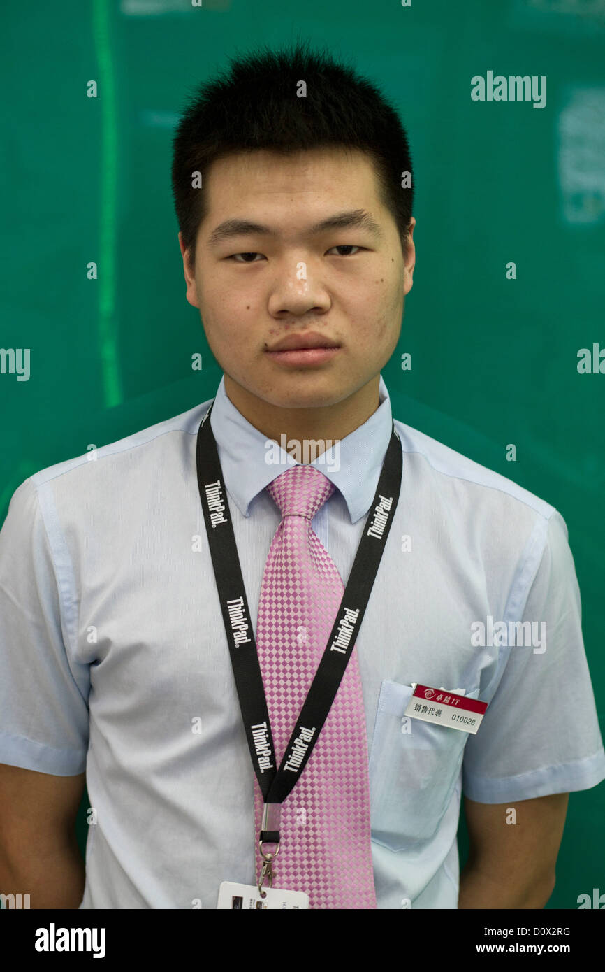 Un jeune homme Chinois portant une chemise bleu clair avec une cravate rose  et identité cordon, photographié à Beijing, Chine Photo Stock - Alamy