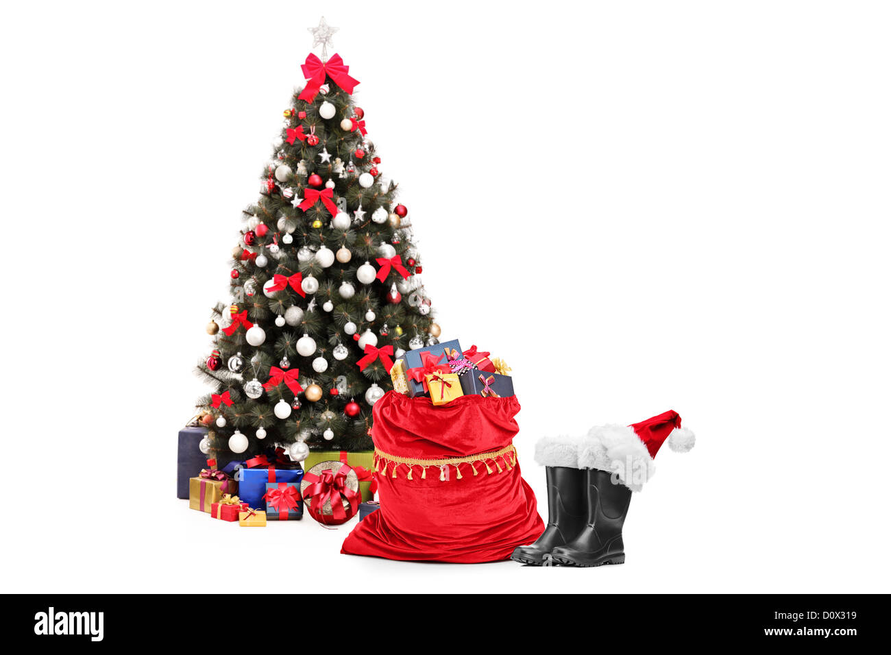 Arbre de noël santa amd accessoires, paire de bottes et sac plein de  cadeaux isolés contre fond blanc Photo Stock - Alamy